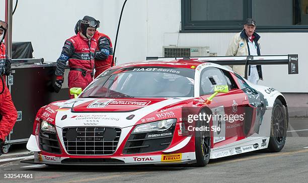 audi r8 lms race car in the pit lane - le mans france stock pictures, royalty-free photos & images