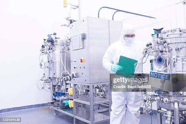 wissenschaftler mit bioreaktor - chemical engineering stock-fotos und bilder