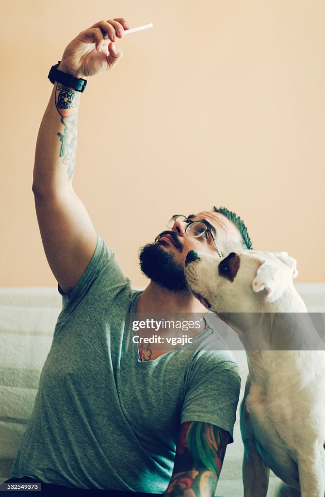 Selfi homem com o seu cão.