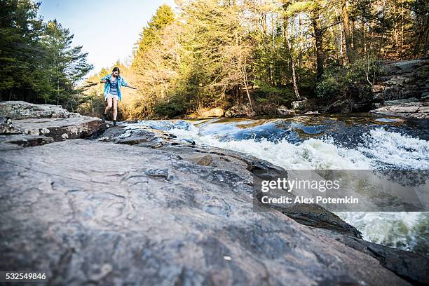 chica adolescente explorar la naturaleza en poconos, pensilvania - state park fotografías e imágenes de stock