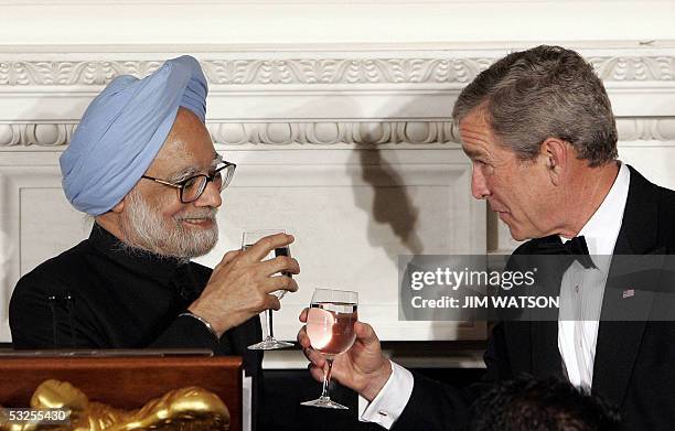 President George W. Bush and Indian Prime Minister, Manmohan Singh toast at the White House in Washington, 18 July 2005 during a State Dinner. This...