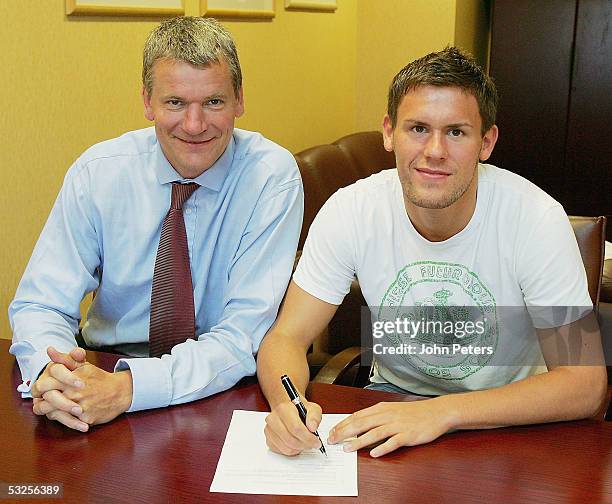 Ben Foster of Manchester United poses with Chief Executive David Gill on signing a four-year deal after joining from Stoke City, at Old Trafford on...