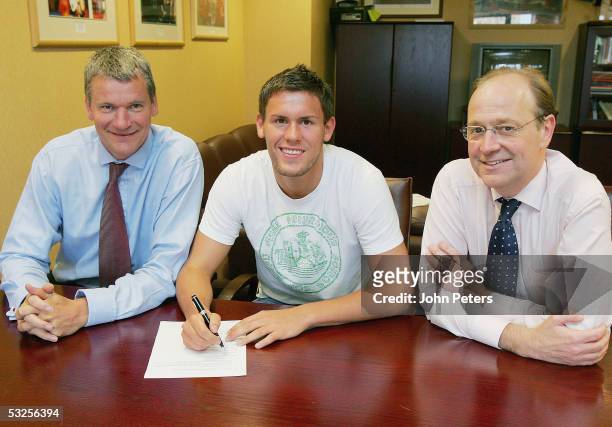 Ben Foster of Manchester United poses with Chief Executive David Gill and Finance Director Nick Humby on signing a four-year deal after joining from...