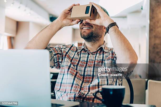 virtuelle realität im café-shop - vr cardboard stock-fotos und bilder