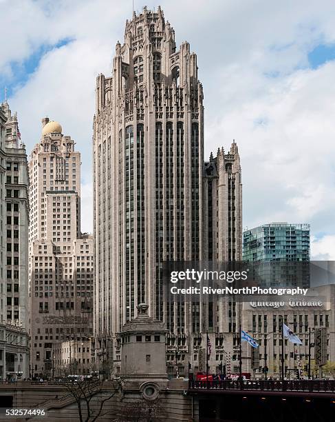 chicago riverwalk - tribune tower stockfoto's en -beelden