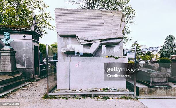 oscar wilde's tomb in paris, france - pere lachaise cemetery stock pictures, royalty-free photos & images