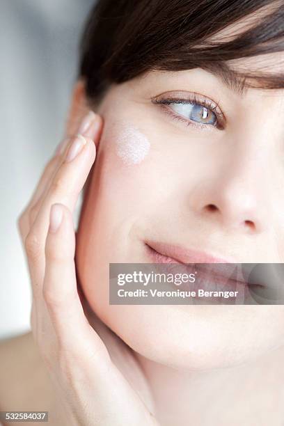 face care - crema facial fotografías e imágenes de stock