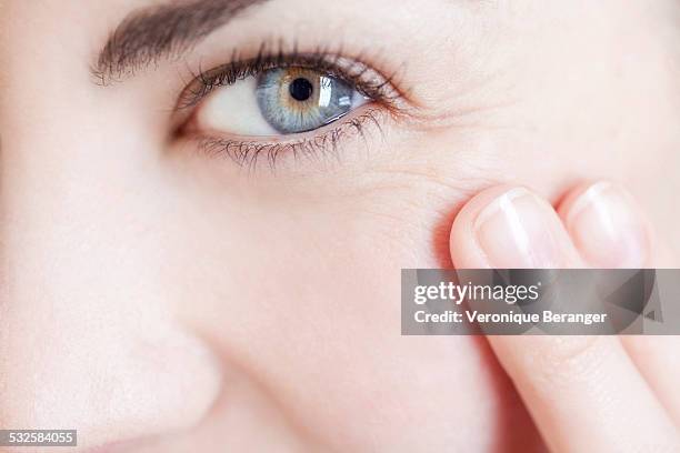 face care - arrugado fotografías e imágenes de stock