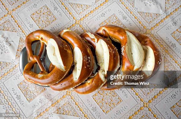 fresh soft pretzels - breze stock-fotos und bilder