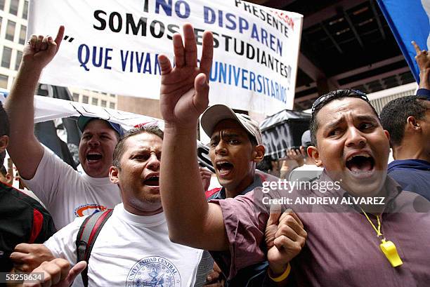 Estudiantes universitarios provenientes de diferentes partes del pais gritan consignas durante una protesta por los estudiantes muertos por agentes...