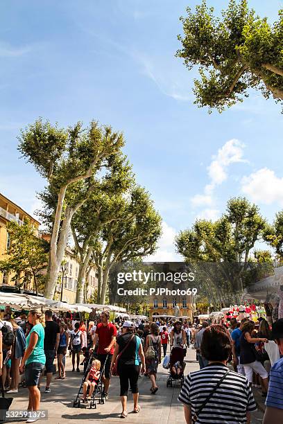 gente caminando de aix en provence - aix en provence fotografías e imágenes de stock