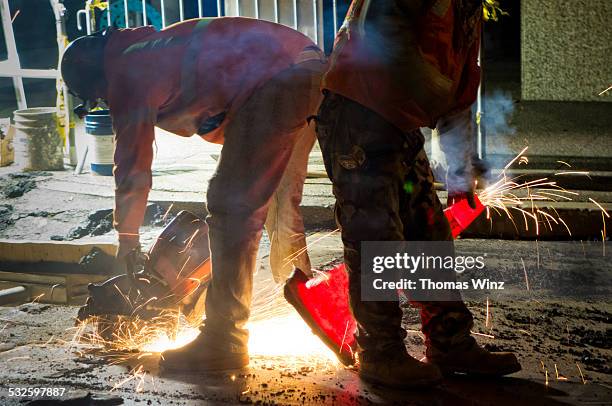 construction workers at night - road construction night stock pictures, royalty-free photos & images