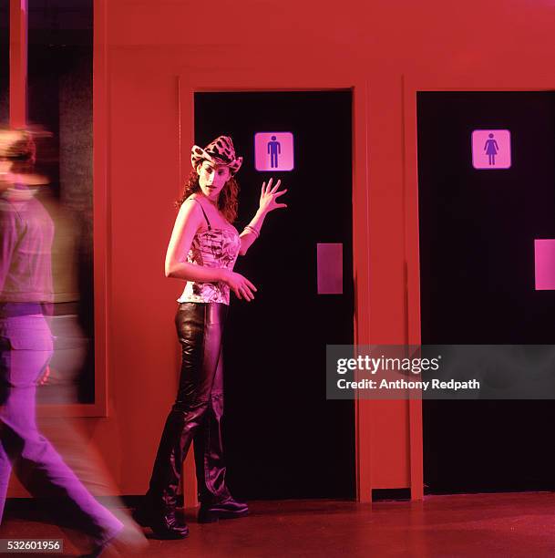 distracted beauty - nightclub bathroom stockfoto's en -beelden