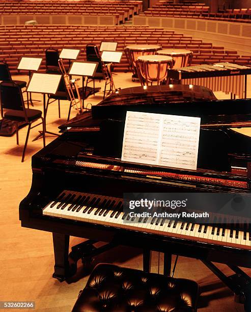 empty concert hall - klassische musik stock-fotos und bilder