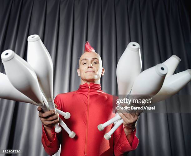 circus performer holding juggling pins - artista del circo foto e immagini stock