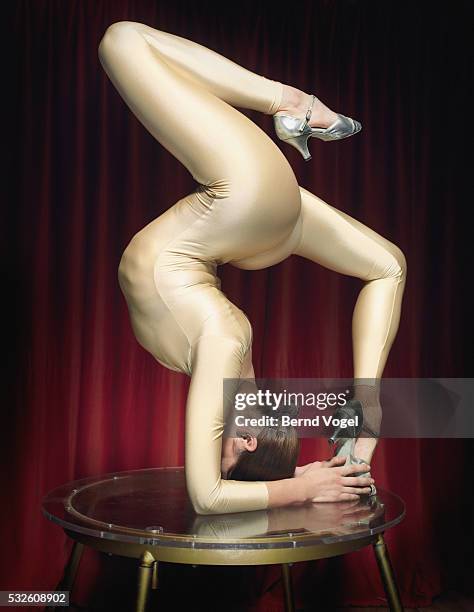 performing female contortionist - zirkuskünstler stock-fotos und bilder