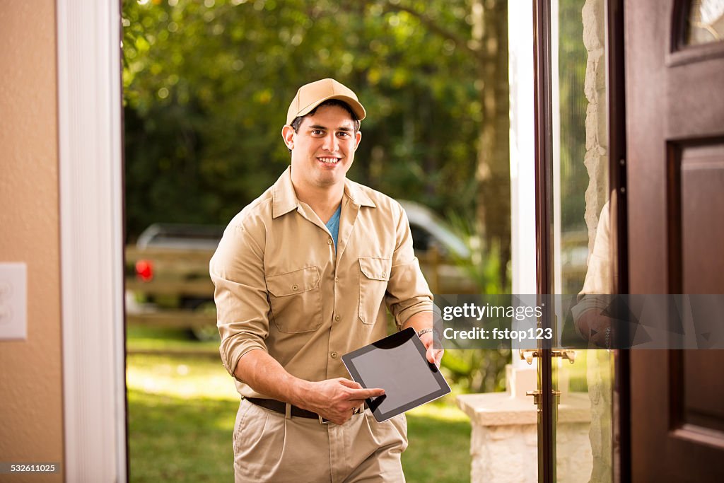 Service: Lateinamerikanischer Herkunft Handwerker bei Kunden vor der Tür. Digitale tablet.