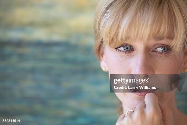 mature woman crying - lágrima fotografías e imágenes de stock