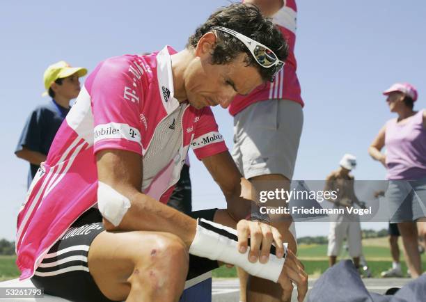 Andreas Kloden of Germany from T-Mobile Team, wears a bandage on his broken wrist, after abandoning stage 17 of the 92nd Tour de France between Pau...