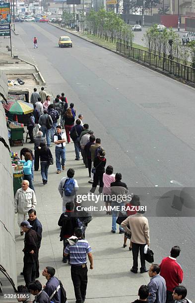 Un grupo de personas espera en una parada de omnibus en Lima, el 20 de julio de 2005. Un paro de transportistas acatado en un 80% que exige la...