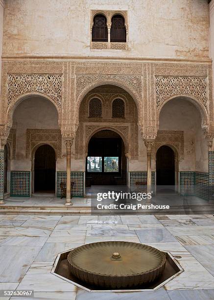 patio del cuarto dorado, in the alhambra - fountain courtyard fotografías e imágenes de stock