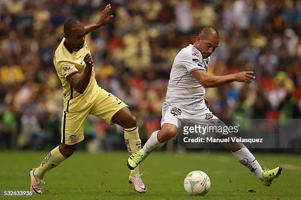 William da Silva of America struggles for the ball with Walter Gargano of Monterrey during the semi finals first leg match between America and...