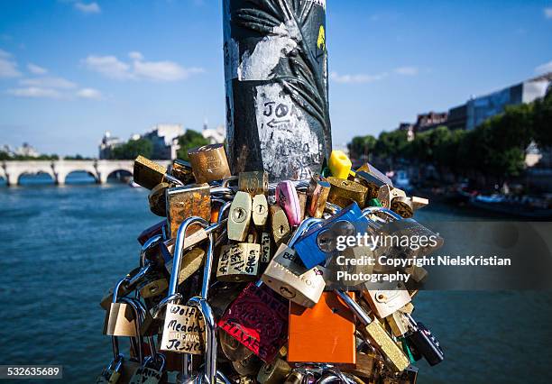 pont des arts padlocks seine river paris - le pont des arts and the love padlocks in paris stock-fotos und bilder
