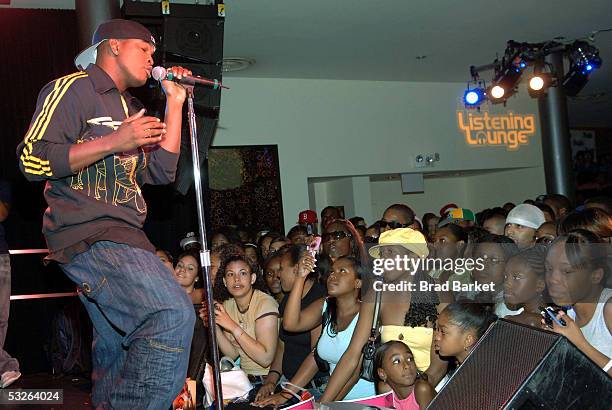 Musician Ne-Yo performs at the Shawn "Jay-Z" Carter Hosts Teen People Listening Lounge at the Canal Room on July 20, 2005 in New York City.