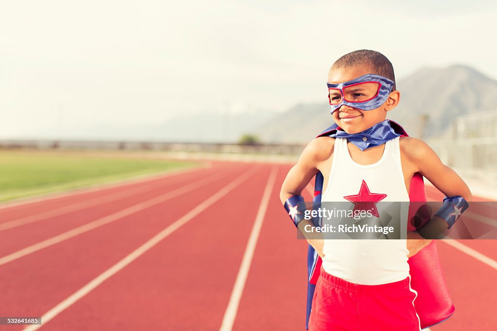 Rapaz jovem vestida como super-herói está na Pista de Corrida