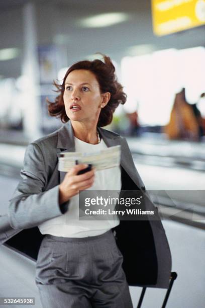 businesswoman running to catch plane - schiphol airport stockfoto's en -beelden
