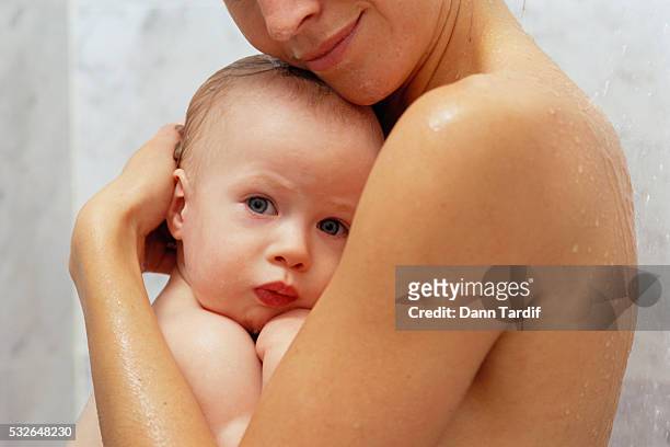 mother taking shower with baby - mother son shower stockfoto's en -beelden