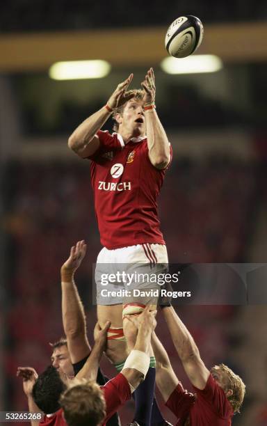 Simon Easterby of the Lions wins linreout ball during the third test match between Zealand All Blacks and the British and Irish Lions at Eden Park on...