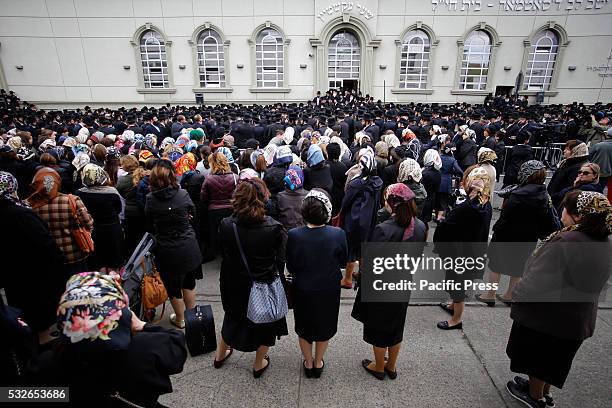 Mourners fill Hooper Street during funeral. Hundreds of Satmar Hasidim filled the streets of Williamsburg to mourn the sudden death of Isaac...