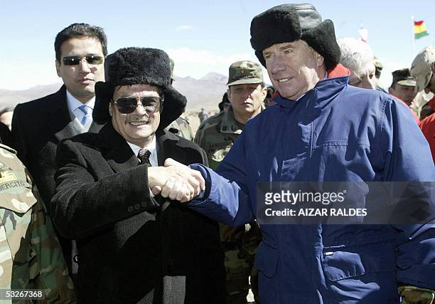 Los ministros de Defensa de Chile, Jaime Ravinet y Bolivia, Gonzalo Mendez se saludan el 21 de julio de 2005 durante una ceremonia para marcar el...