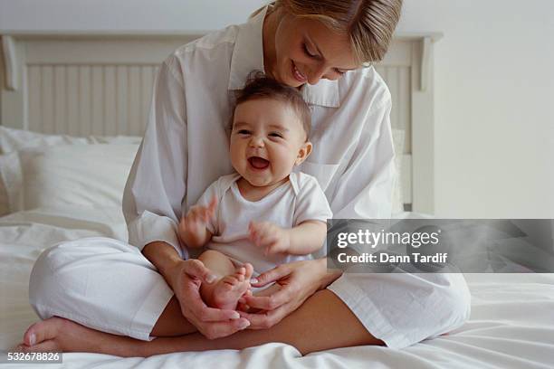 mother tickling infant - tickling - fotografias e filmes do acervo