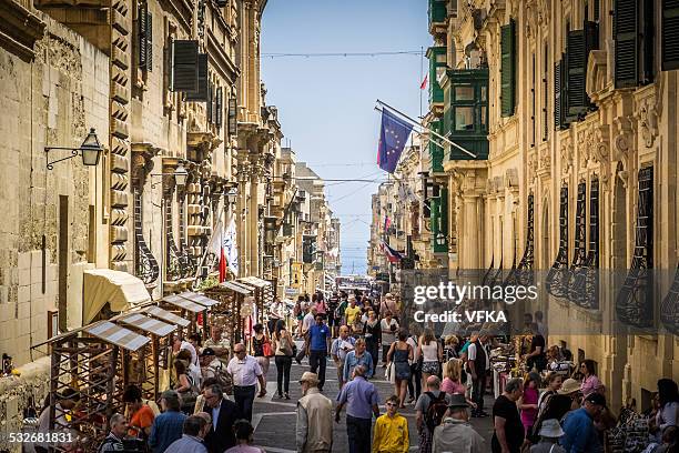 merchants street, la valletta, malta - maltese foto e immagini stock
