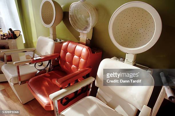 empty chairs at the beauty salon - vintage beauty salon stock-fotos und bilder