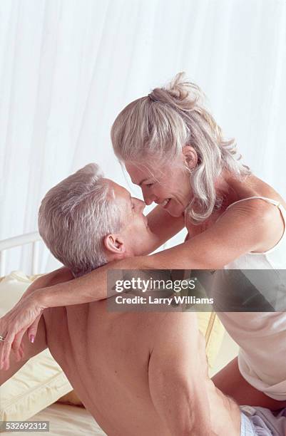 senior lovers - vorspiel stock-fotos und bilder