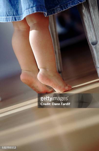 toddler on tiptoes - tiptoe imagens e fotografias de stock