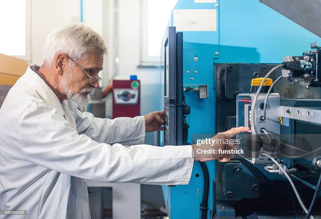 Ingenieur Arbeiten mit der Maschine in der Fabrik