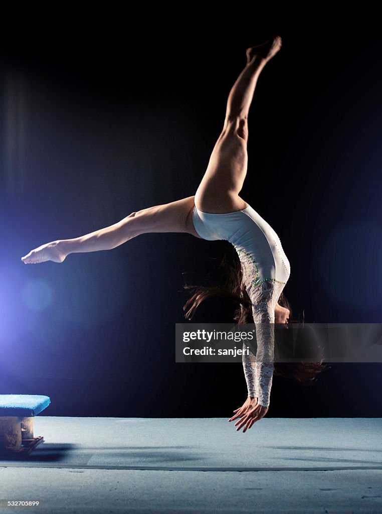 Junge Frau machen Gymnastik jump