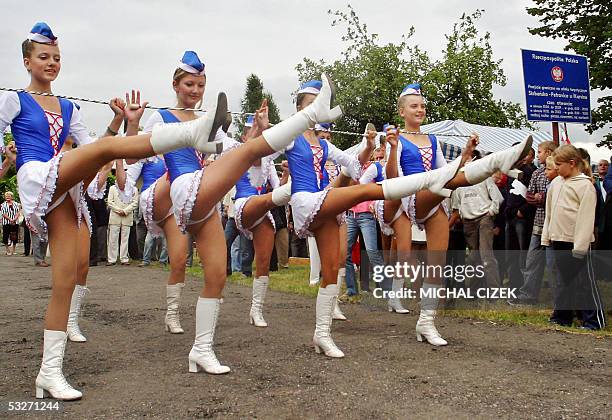 Petrovice-Skrbensko, CZECH REPUBLIC: Polish majorettes parade, 22 July 2005, after Polish Foreign Minister Adam Daniel Rotfeld and his Czech...
