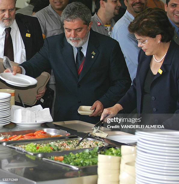 Luiz Inacio Lula da Silva, presidente de Brasil y Dilma Roussef minista jefe de Gobierno, se sirven comida en el restaurante de los empleados de la...