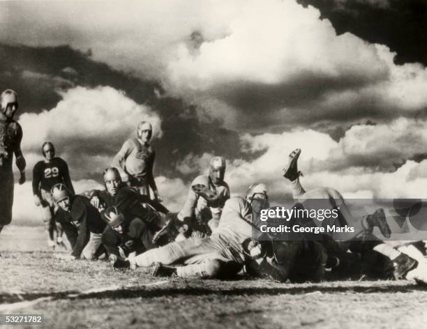 columbia u football game in progress, c.1940s - american century championship foto e immagini stock