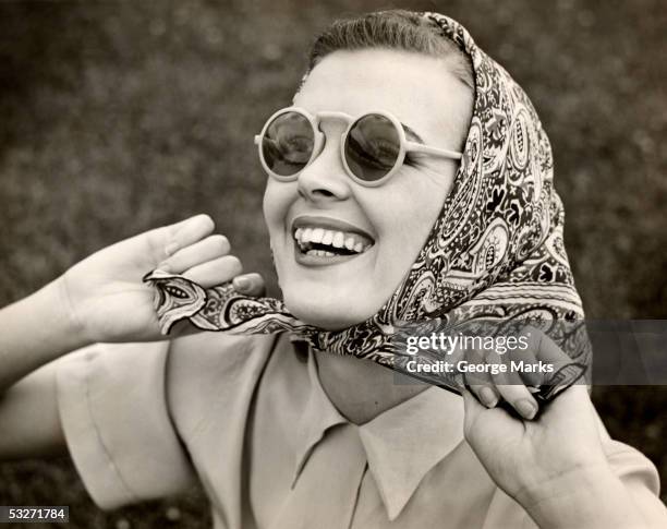 portrait of woman in outerwear and sunglasses - 1950 sunglasses stockfoto's en -beelden