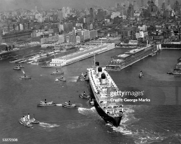 ocean liner with tug boats in ny harbor - paquebot de ligne photos et images de collection