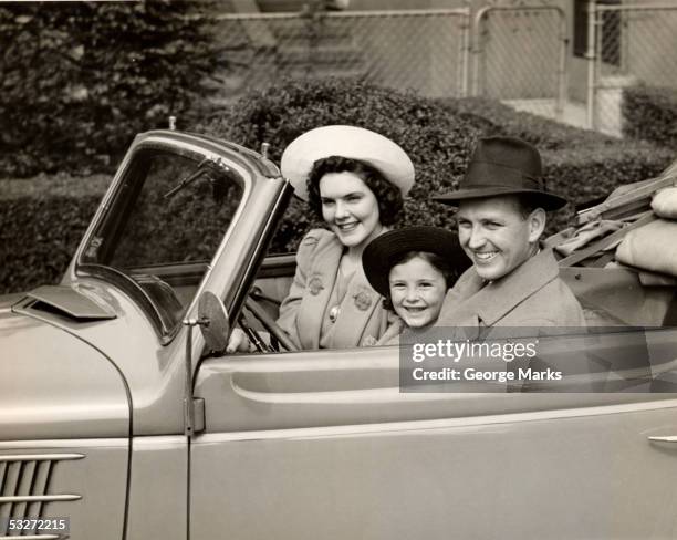family taking a ride - 1950's cars ストックフォトと画像