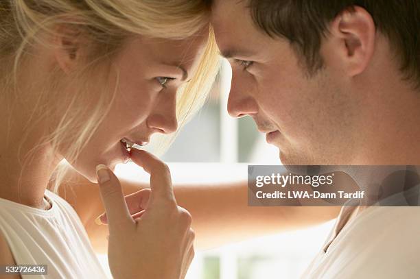 couple face to face - verführung stock-fotos und bilder