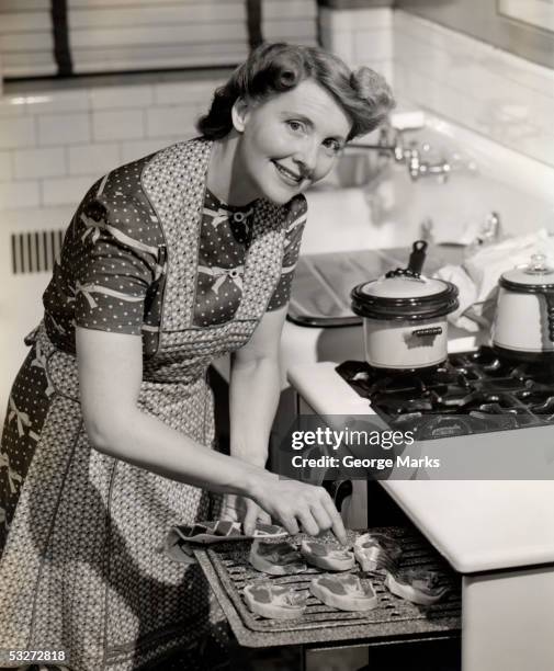 apron housewife broiling chops in oven - 1950 females only housewife stock pictures, royalty-free photos & images