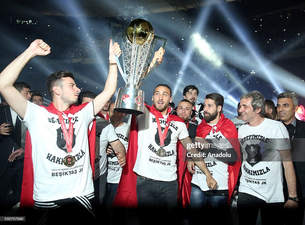 Besiktas lift Turkish Super Lig trophy